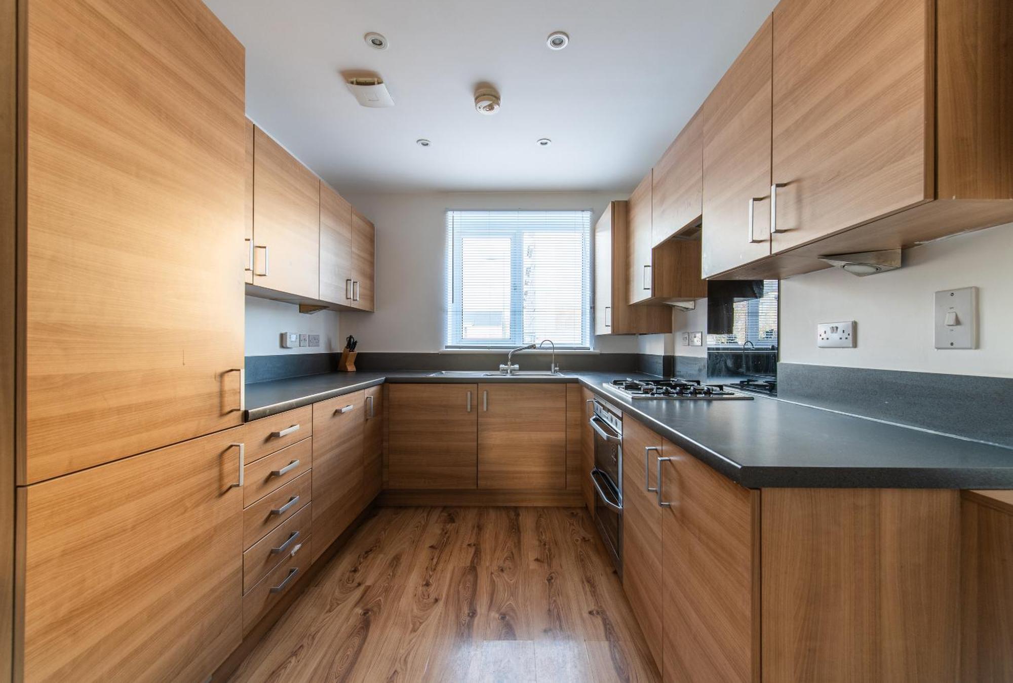 The Rise - A Beautiful 2 Bedroom House, Only 17mins To London!!! * Northfleet