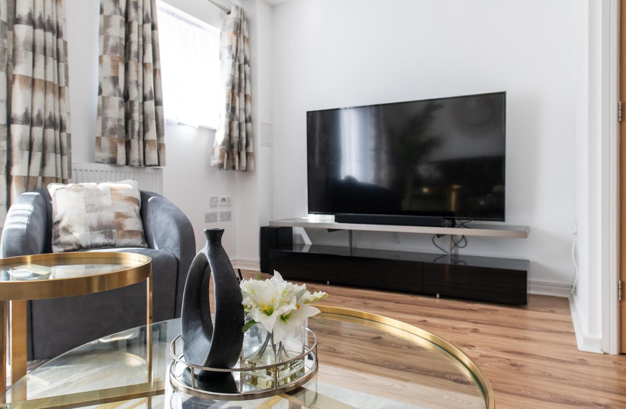 The Rise - A Beautiful 2 Bedroom House, Only 17mins To London!!! Holiday home *