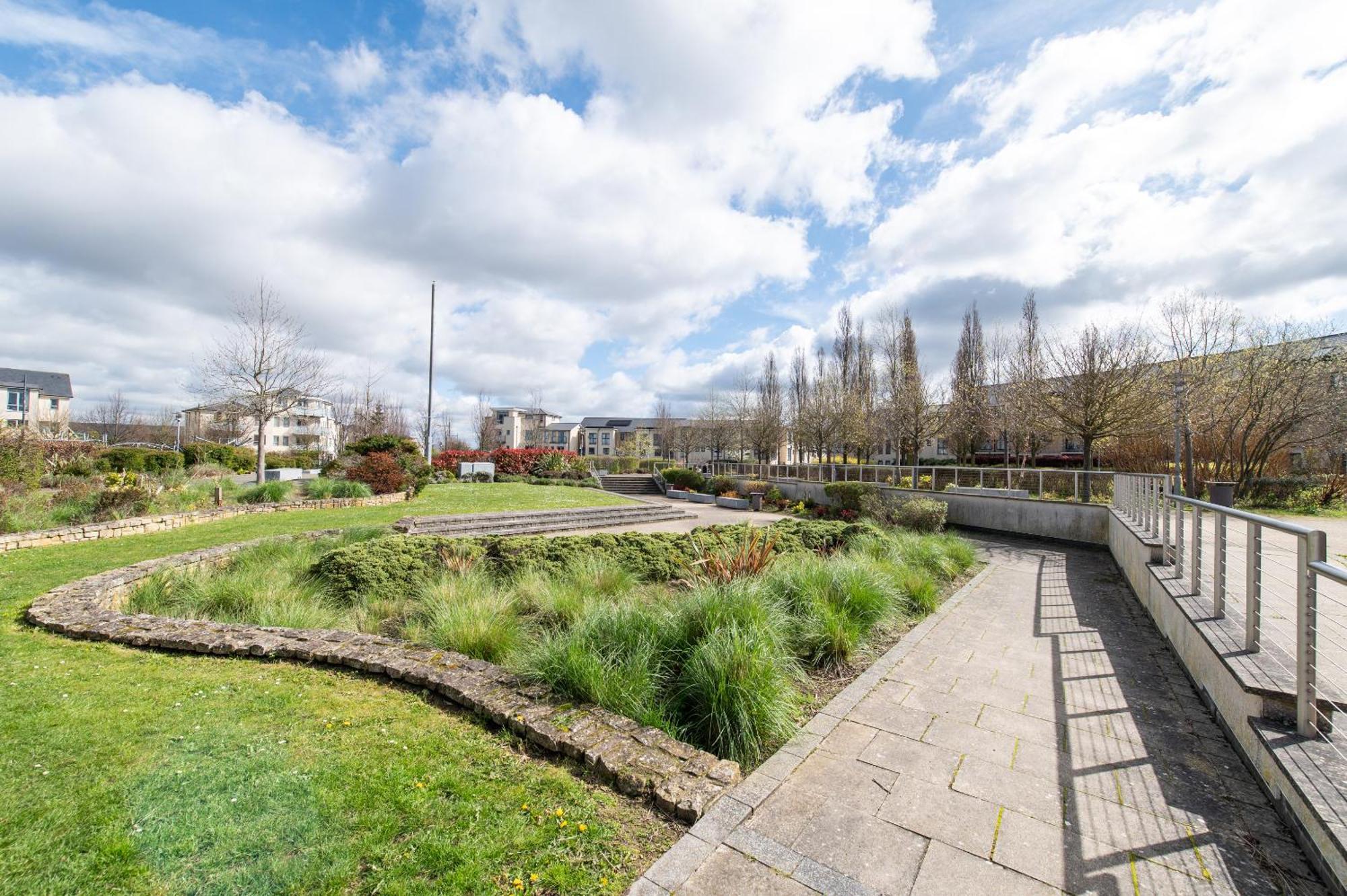 The Rise - A Beautiful 2 Bedroom House, Only 17mins To London!!! Northfleet