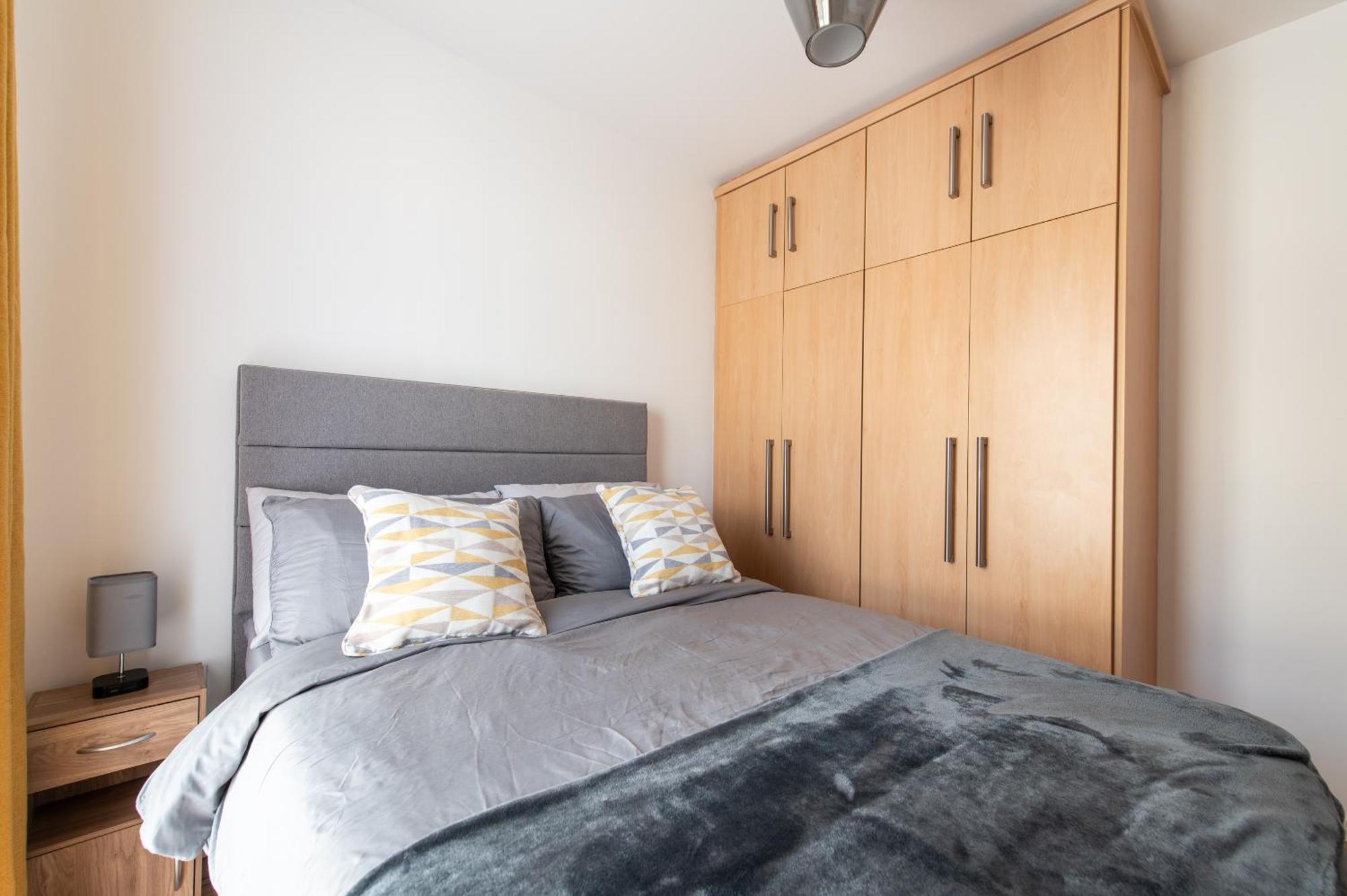 The Rise - A Beautiful 2 Bedroom House, Only 17mins To London!!! * Northfleet